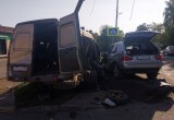 Рано утром в Вологде два автомобиля врезались в опору ЛЭП