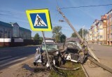 Рано утром в Вологде два автомобиля врезались в опору ЛЭП