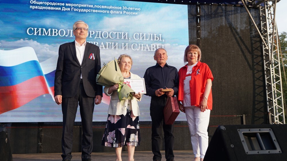 Парадом флагов, флешмобом и концертом отпраздновали в Вологде День Государственного флага России