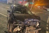 Эпичное ДТП в Вологде: после столкновения двух иномарок на Пошехонском шоссе, одна из них «намоталась» на светофор