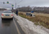 Летящий по снежному накату УАЗик перевернулся на объездной дороге и вылетел в кювет