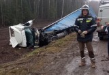 После жесткого ДТП на трассе в Вологодской области раненого водителя вытаскивали спасатели