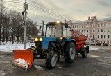 В Вологде коммунальщики сражаются с ледяной коркой на улицах 