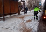 В Вологде коммунальщики сражаются с ледяной коркой на улицах 