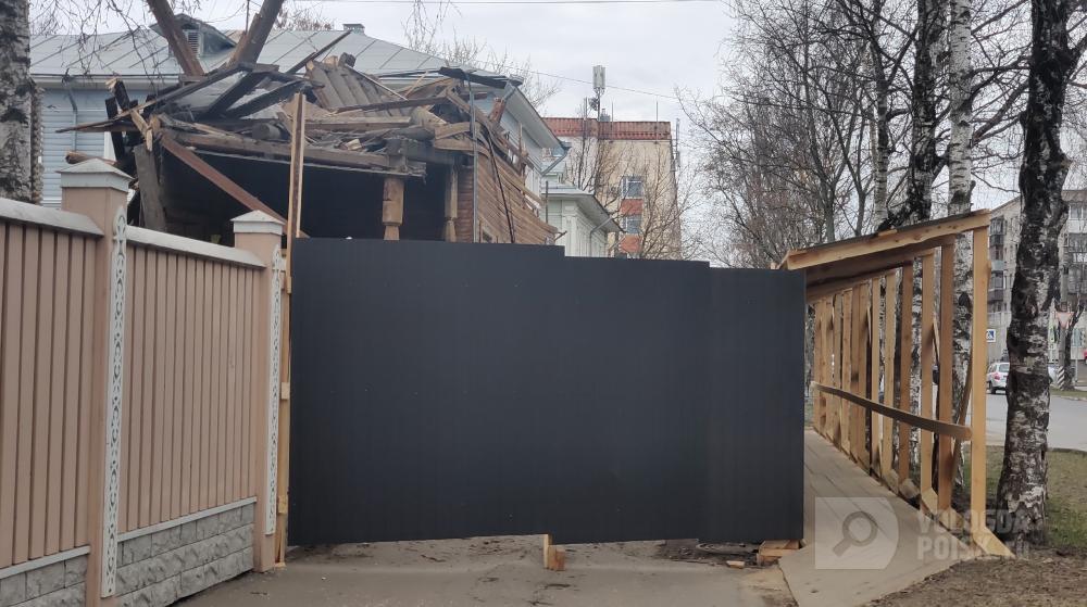 Деревянный дом с узорной резьбой был без объяснений снесён в Вологде