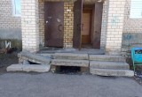 Входная группа подъезда обрушивается в одном из жилых домов села Шуйское