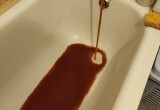 В Вытегре из-под крана снова течёт коричневая вода