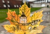 Художница из Череповца изобразила Кирилло-Белозерский монастырь на кленовом листе