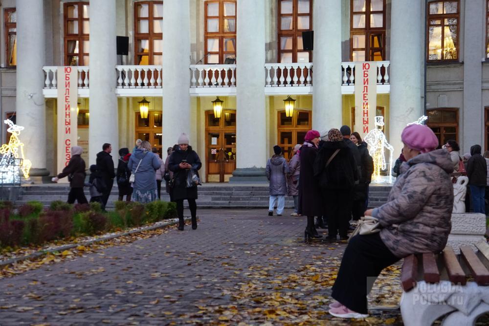 Очаровательной интермедией-сюрпризом открылся 50-й театральный сезон ТЮЗа Очаровательной интермедией-сюрпризом открылся 50-й театральный сезон ТЮЗа