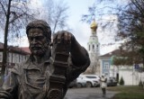 Вологжане фотографируются с новыми бронзовыми скульптурами
