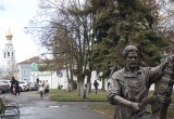 Вологжане фотографируются с новыми бронзовыми скульптурами