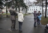 Вологжане фотографируются с новыми бронзовыми скульптурами