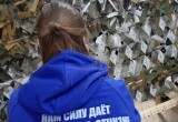 Активисты «Молодой Гвардии Единой России» продолжают плести маскировочные сети для Специальной Военной операции