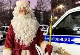 Полицейский Дед Мороз поздравил в Вологде семью, где папа в одиночку воспитывает 10 детей