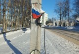 &laquo;Неуважение к символам&raquo;: в Белозерске жители пожаловались на состояние государственных флагов на улицах