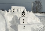 Гигант и квадрат: в Озерково под Вологдой поселилась парочка необычных снеговиков