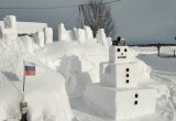Гигант и квадрат: в Озерково под Вологдой поселилась парочка необычных снеговиков