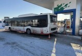 В Череповце автобус едва не раздавил заправщика при выезде с АЗС