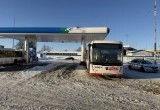 В Череповце автобус едва не раздавил заправщика при выезде с АЗС