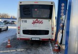 В Череповце автобус едва не раздавил заправщика при выезде с АЗС