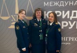 Медаль &laquo;За отличие в учебе&raquo; из рук Министра юстиции Российской Федерации Константина Чуйченко получила курсант ВИПЭ ФСИН России Юлия Филатова