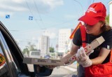 Более 80 волонтеров дежурят на автозаправках Вологды для координации работы