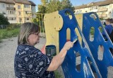 В Прилуках активисты в рамках субботника обновили детскую площадку 