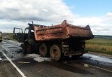 Две машины загорелись после лобового столкновения в Вологодском округе