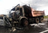 Две машины загорелись после лобового столкновения в Вологодском округе