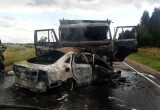 Две машины загорелись после лобового столкновения в Вологодском округе